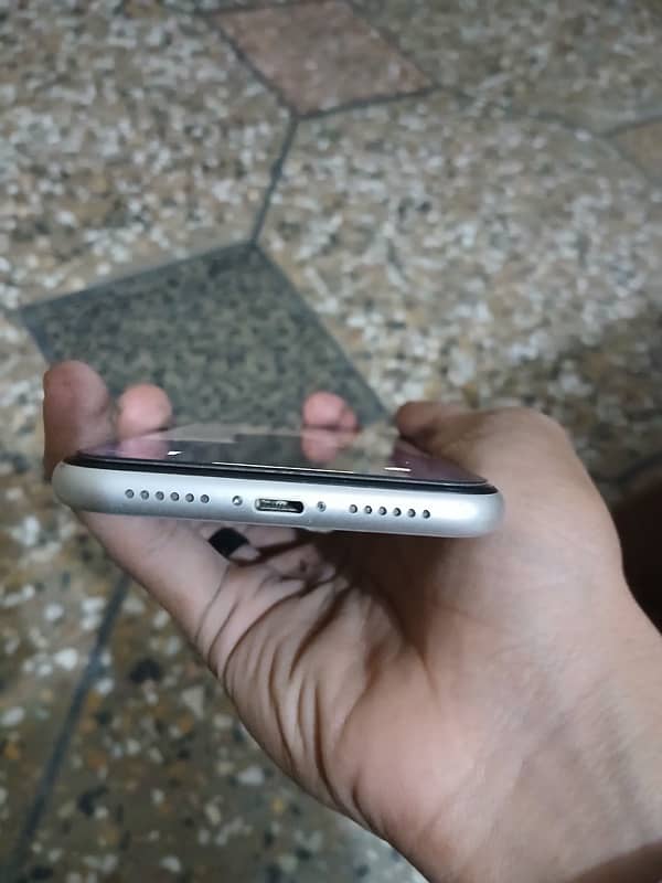 IPHONE XR. 3