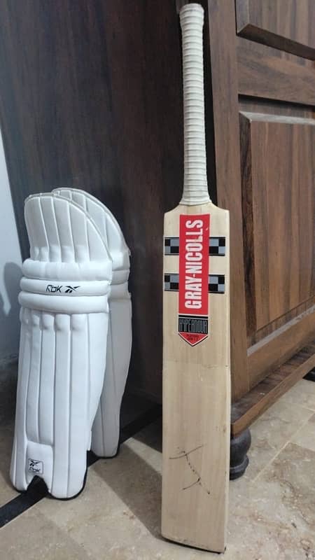 cricket hard boll kit (complete with bag)English willow bat 0