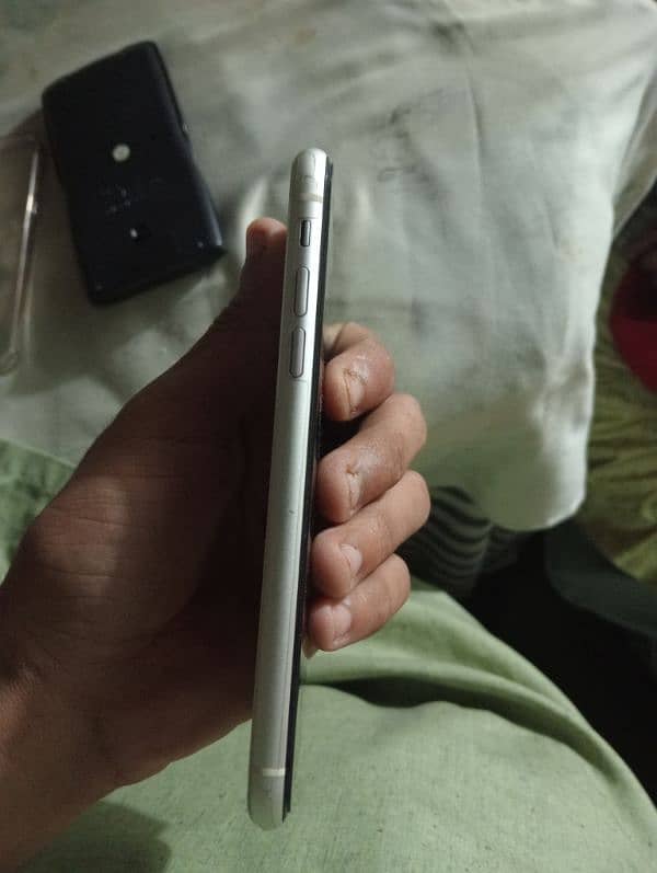 iPhone 11 on Pta  hai 1