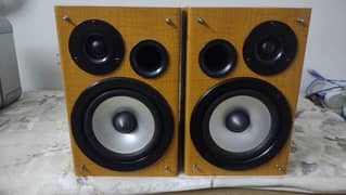 HITACHI BOOKSHELF SPEAKERS