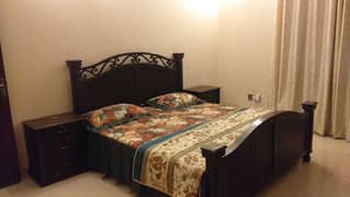 6/6.5 Sheesham Wood Bed and dresser and mattress