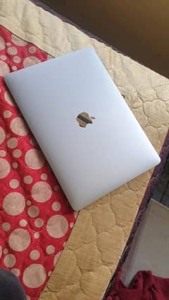 13.3 Inch 128GB MacBook Pro with original charger