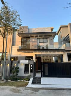 100% Original pics - 5 Marla Brand New Luxury House available for Rent in DHA 9 Town