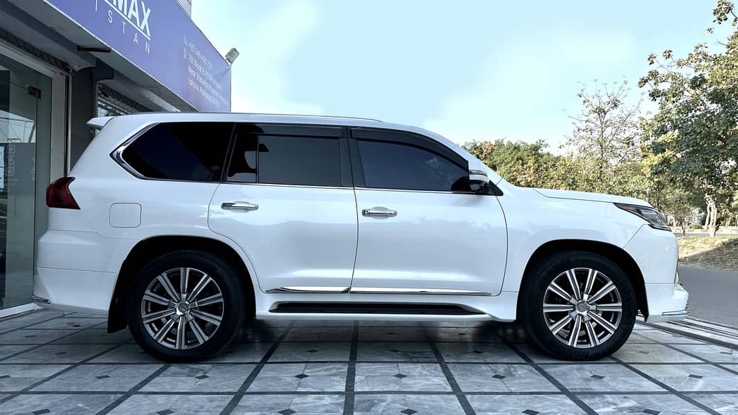 Lexus LX 570 - 2016 3