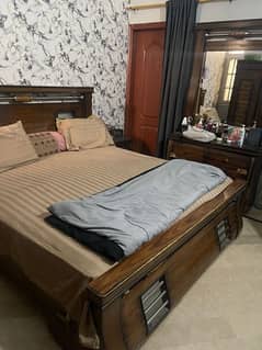 Bed set and dressing table