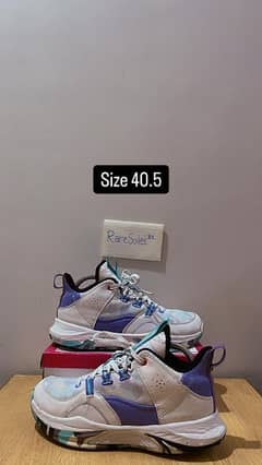 Bulk orignal shoes with average size 7 to 11.