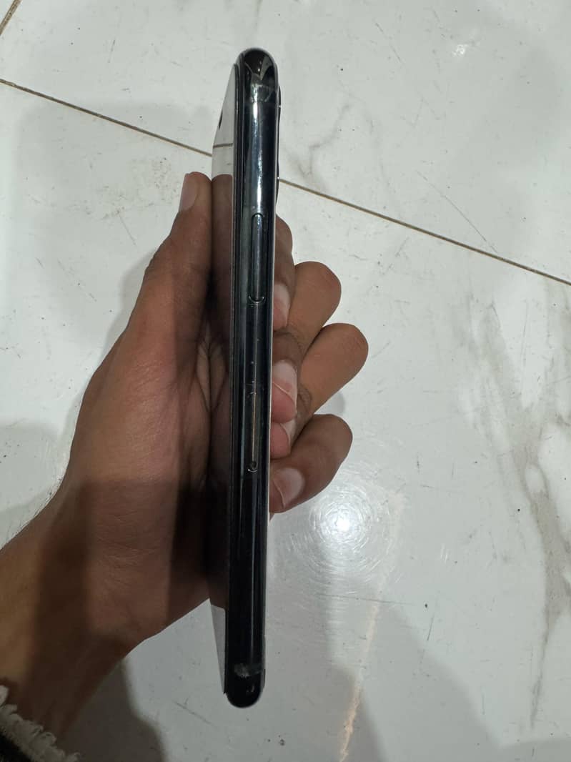 Apple iPhone 11 Pro 4