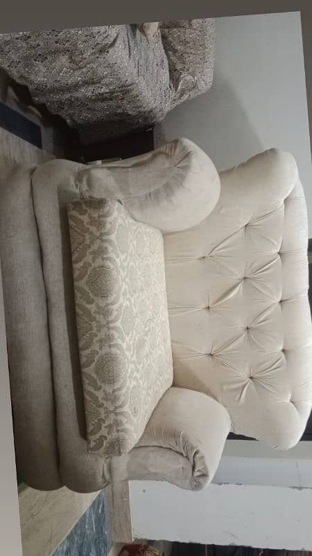 A sofa set of 3,2,1 in new condition. . . 6