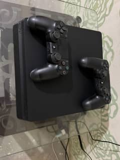 PS4 slim 500gb 2 controllers like new