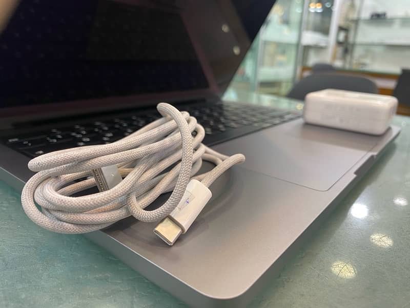 Macbook Pro M2 pro chip 14 inch 16 gb  1 TB 2