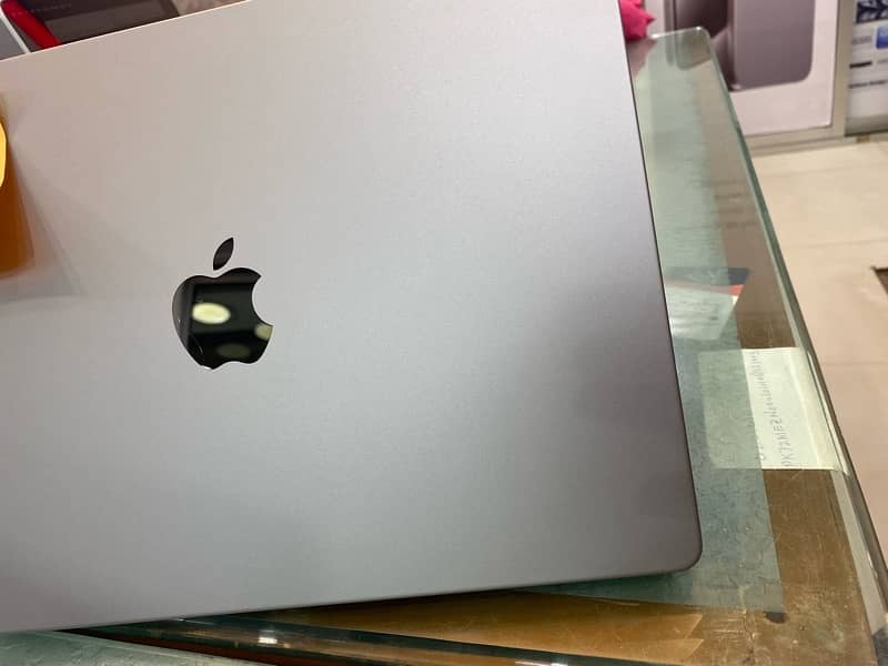 Macbook Pro M2 pro chip 14 inch 16 gb  1 TB 3