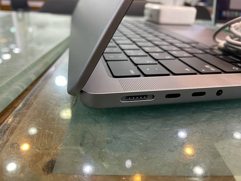 Macbook Pro M2 pro chip 14 inch 16 gb  1 TB 4