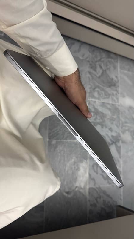 Macbook pro 2016 slim With Touch Bar 3