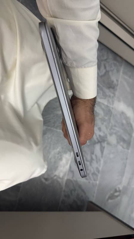 Macbook pro 2016 slim With Touch Bar 10