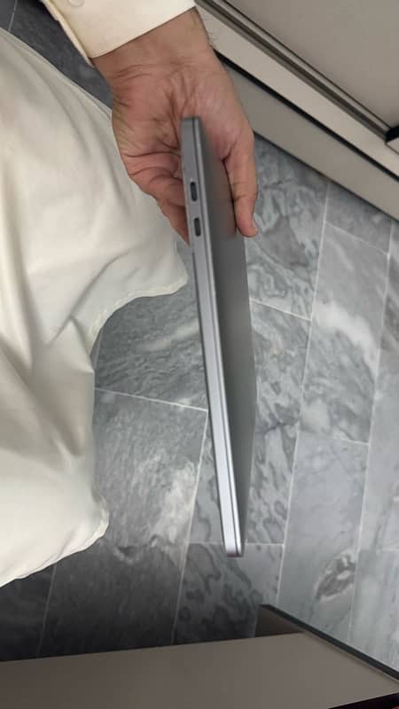 Macbook pro 2016 slim With Touch Bar 5