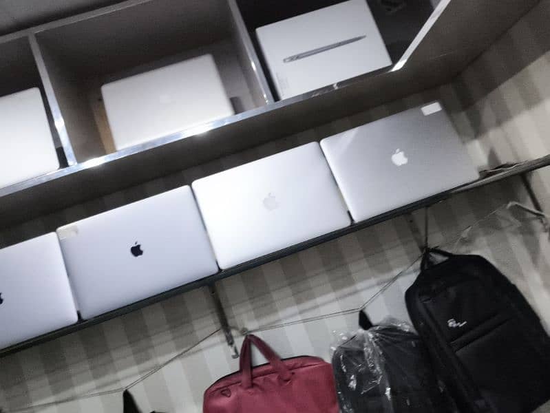 i7 i9 M1 M2 M3 Apple MacBook Qty available 3