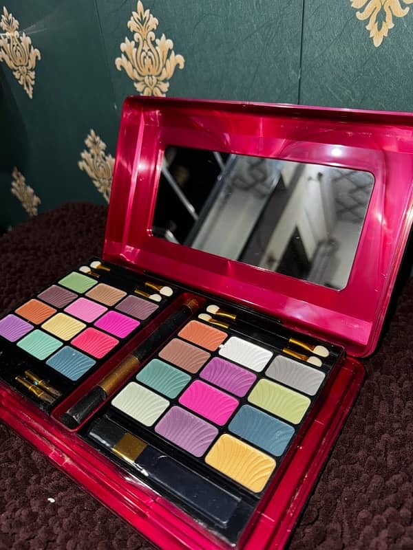 Makeup vanity kit 2