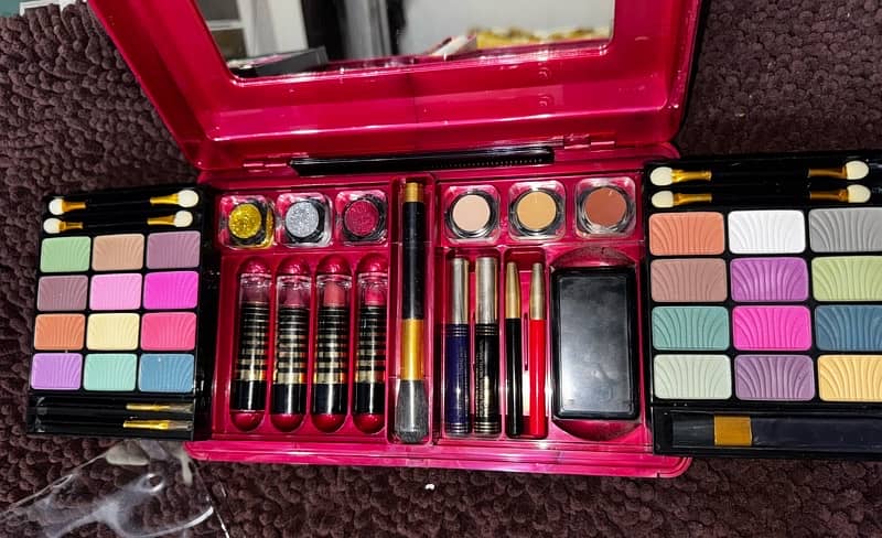 Makeup vanity kit 3