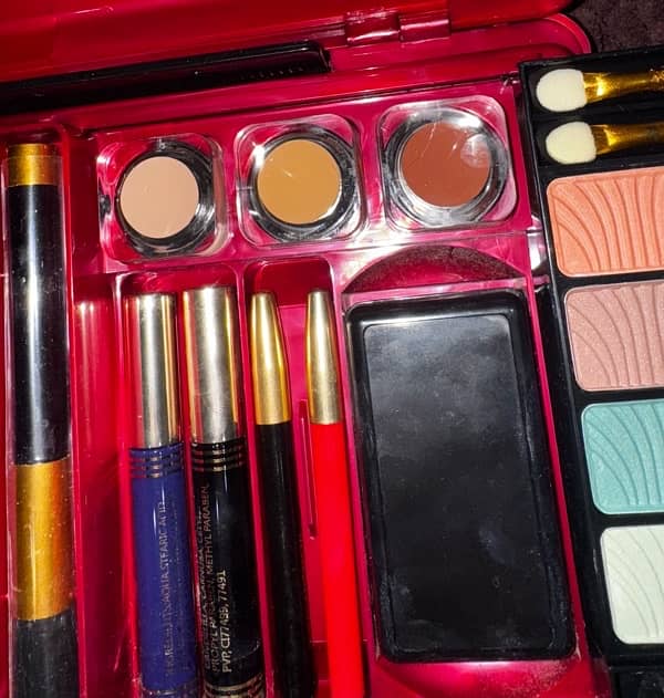 Makeup vanity kit 5