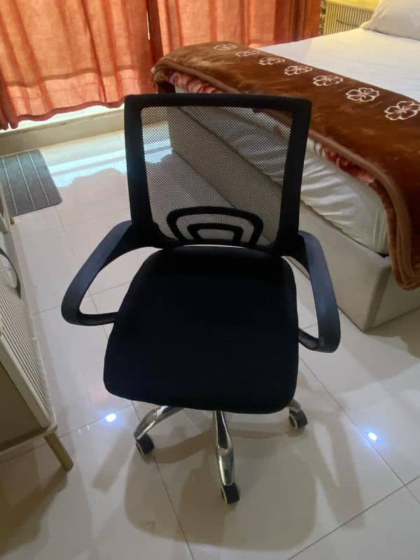 Computer chair and Table 0