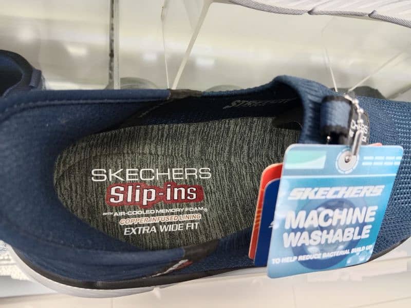 Brand new original Skechers men 9.5 2