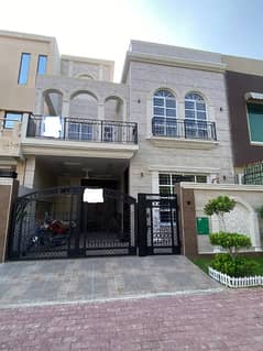 10 Marla Lower Portion Available For Rent In Janiper Block Bahria Town Lahore