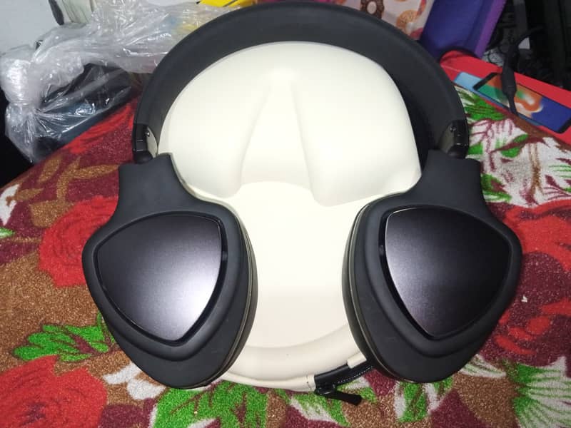 Bluetooth headphones with immersive, loud sound 3