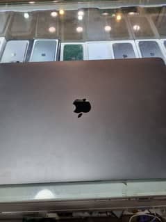 macbook pro 2016 8/512 minor crack