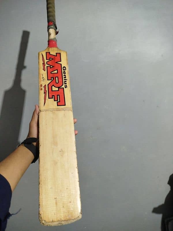 MRF Genius cock bat 0