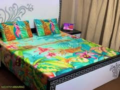 Colorful Jungle-Themed Bed Sheet with Vibrant Wildlife Design