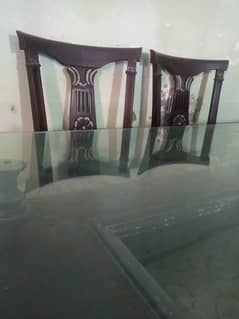 6 chairs dining table in good condition . corner thora break hai shesha