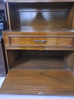 Dressing table made of variable wood.