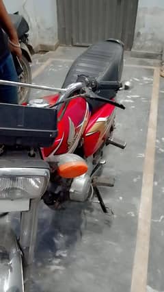 Honda 125 red