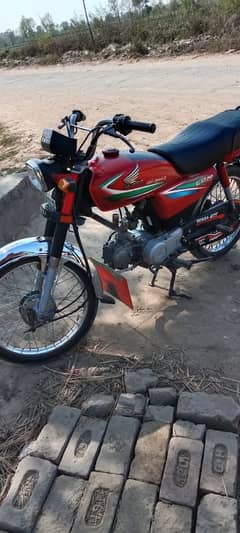 Honda 70 2016 number lga Hai 7171 golden condition picture me dekh ly