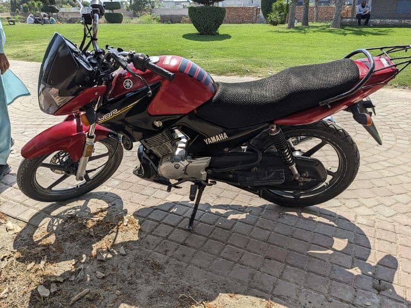 Yamaha YBR125 red color like new 1