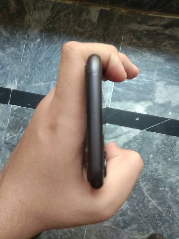 Iphone 11 Fu . . Ufon sim working 0