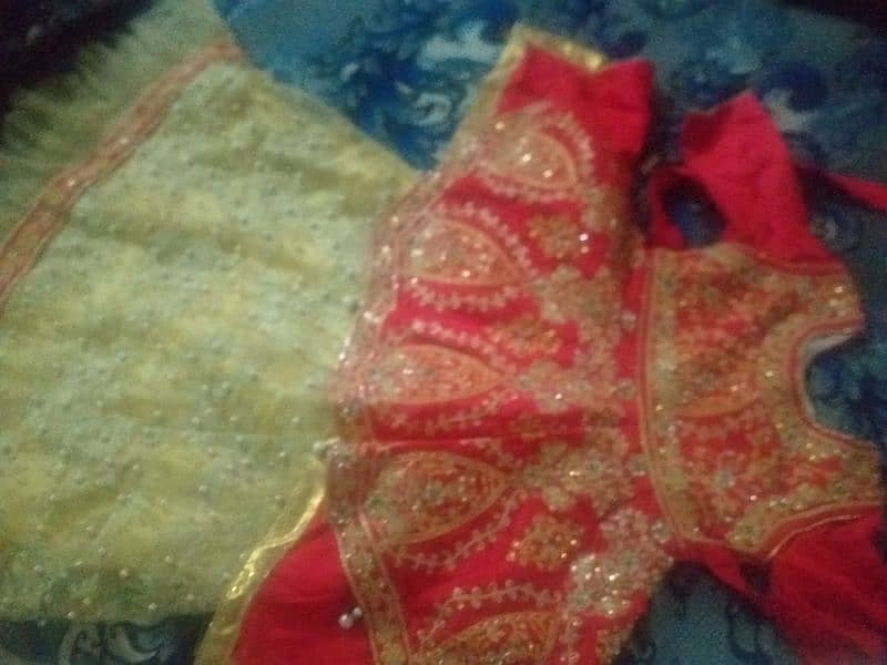 lenhga golden kurtti read colour ki hai cloth silk and net  hai 0