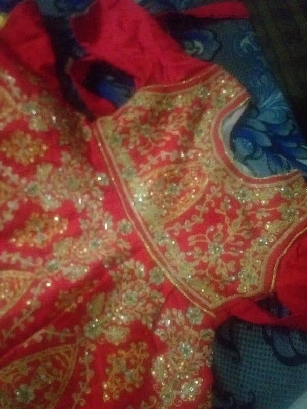 lenhga golden kurtti read colour ki hai cloth silk and net  hai 1