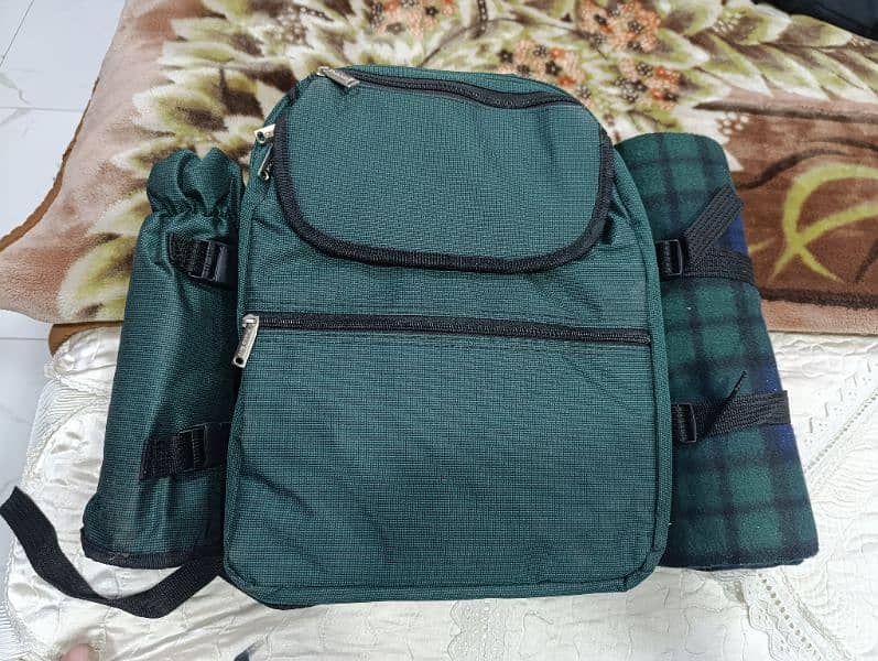 Amazing Picnic black pack with insulation and dinning utensils 20000 0