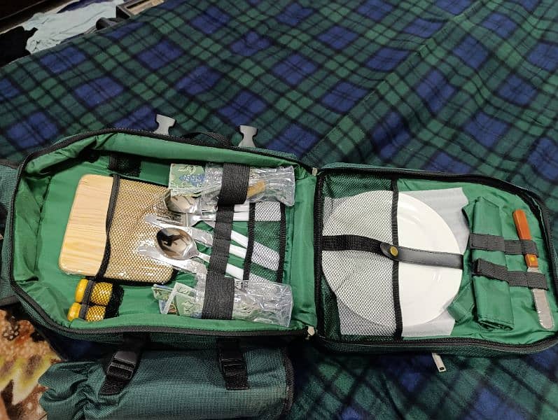 Amazing Picnic black pack with insulation and dinning utensils 20000 7