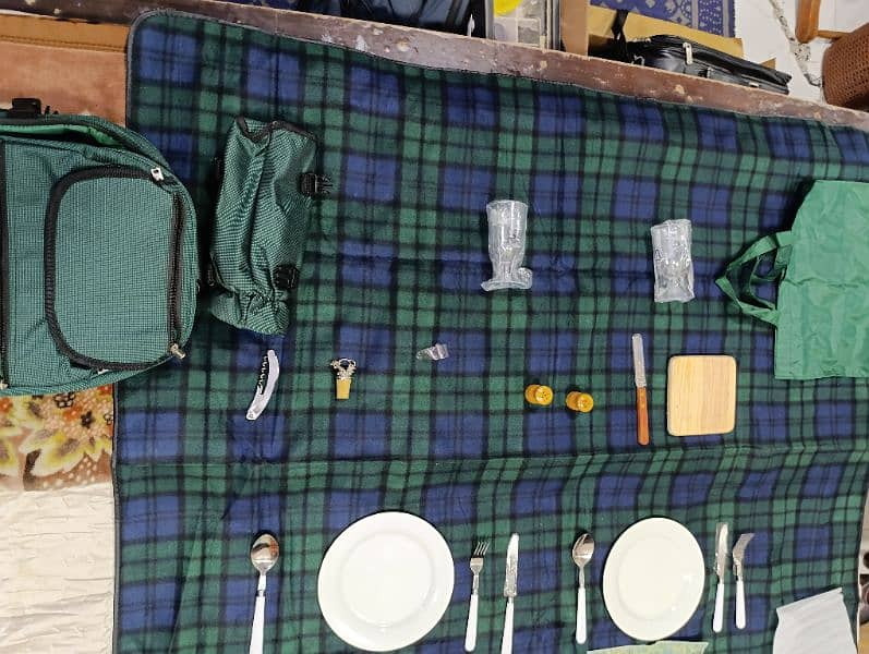 Amazing Picnic black pack with insulation and dinning utensils 20000 13