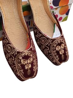 Stylish velvet women's khussa with elegant thread work