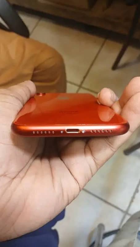 iPhone XR  64GB 3