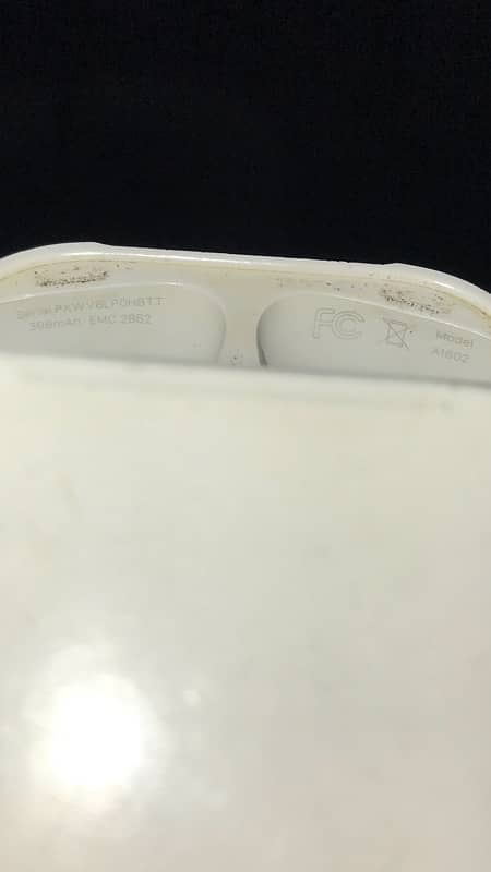 Original AirPod Gen1 Case. Model A1601. 5