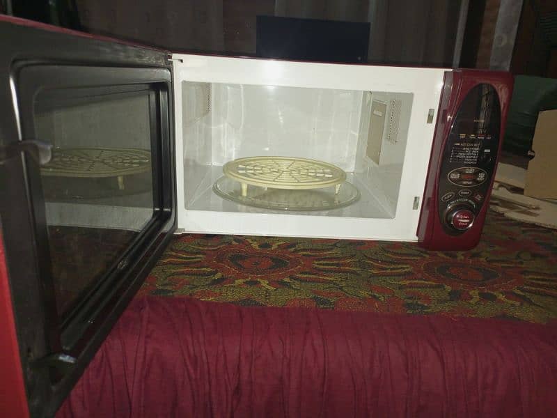 LG Microwave oven 1