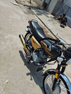 Honda 125 golden black