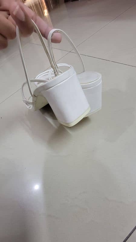 Pullandbear white block heels 2