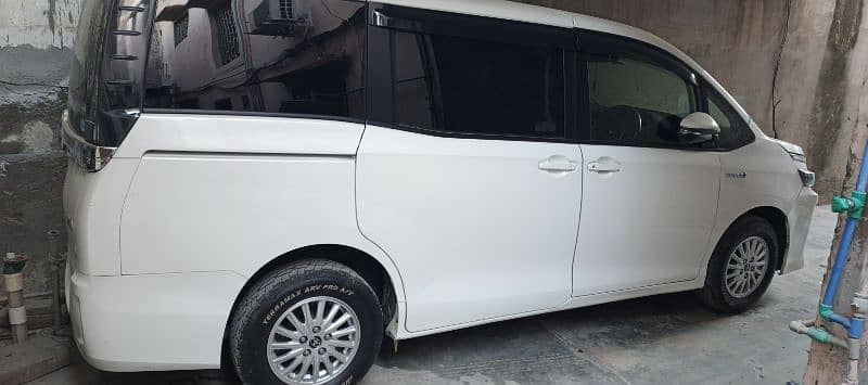 Toyota Voxy 2016 1