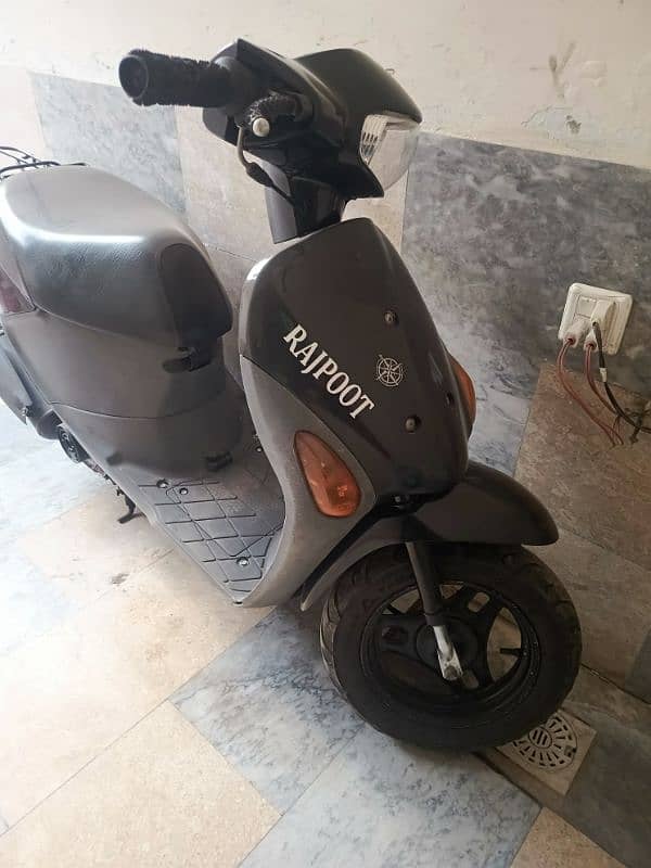 united 100cc scooty available contact at mobile# 03004142432 11