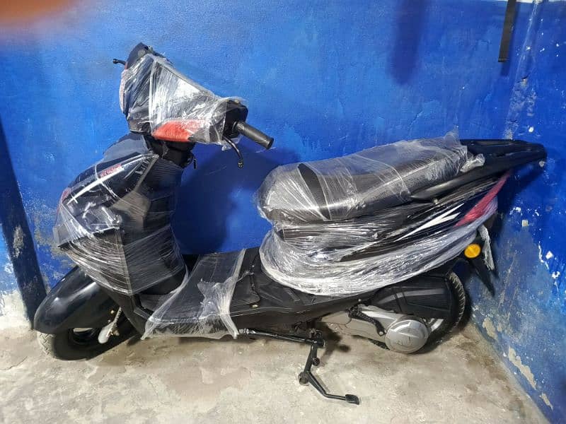 united 100cc scooty available contact at mobile# 03004142432 17